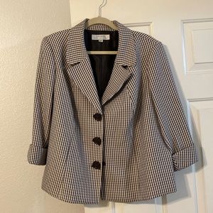 Tahari 14W 3/4 sleeve blazer. Professional and cute